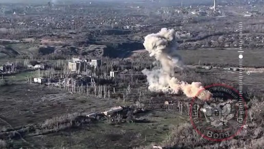 Штурм Константиновки. Видео от "Русича", который ранее командовал 13-м ШО ЧВК "Вагнер", а сейчас командует штурмовым полком, который штурмовал Иванополье и будет работать в Константиновке