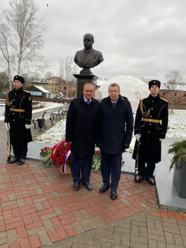 Константин Затулин: В Кронштадте открыли бюст адмиралу флота И.С. Исакову Константин Затулин: В Кронштадте открыли бюст адмиралу флота И.С. Исакову