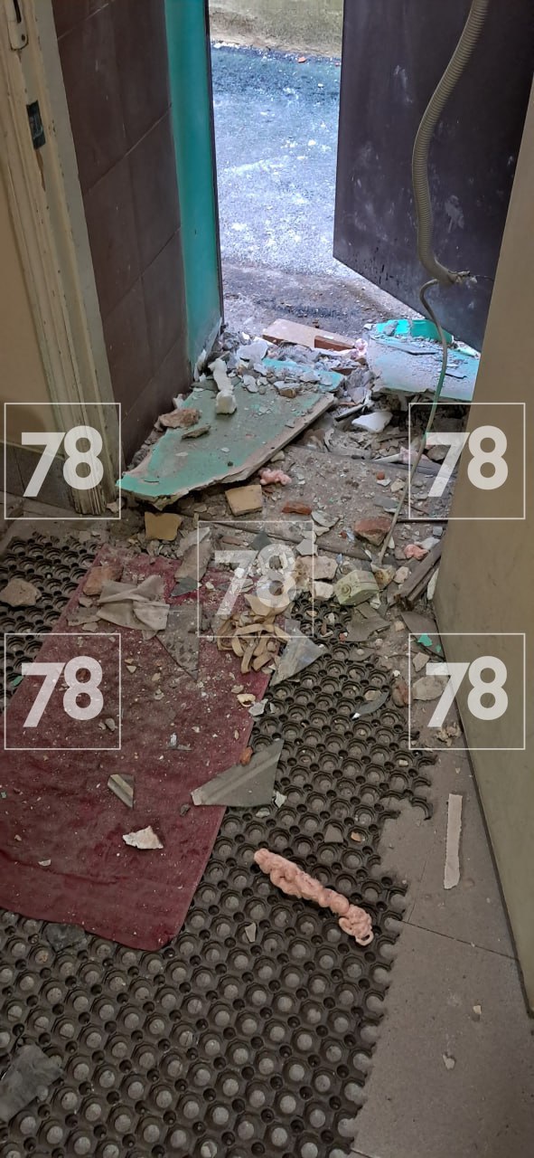 Упали не только обломки, но и мужчина, работавший этажом выше: в частной школе в Адмиралтейском районе рухнул потолок Упали не только обломки, но и мужчина, работавший этажом выше: в частной школе в Адмиралтейском районе рухнул потолок