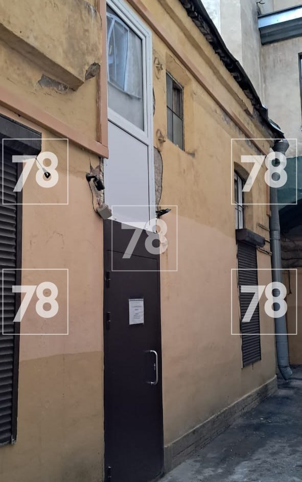 Упали не только обломки, но и мужчина, работавший этажом выше: в частной школе в Адмиралтейском районе рухнул потолок