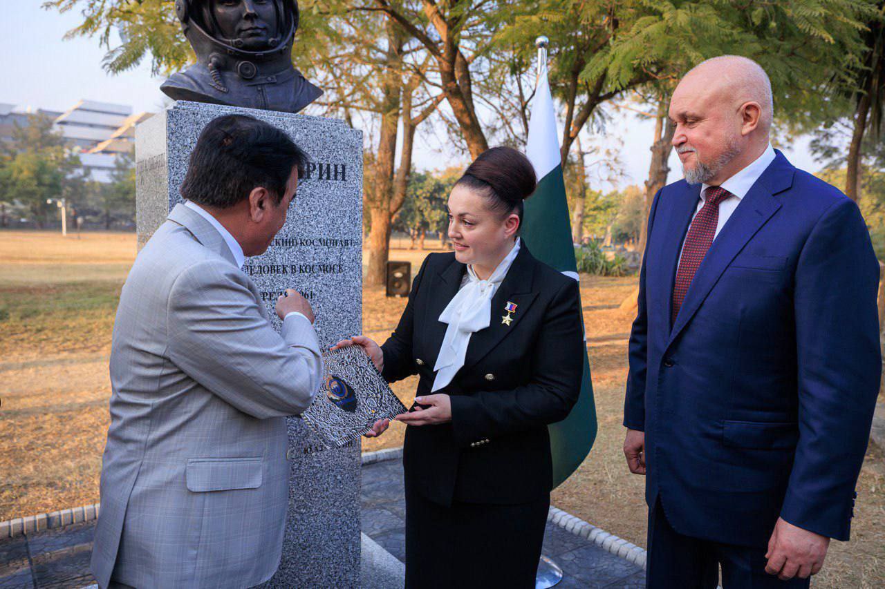 В Исламабаде открыт памятник первому космонавту Юрию Гагарину В Исламабаде открыт памятник первому космонавту Юрию Гагарину