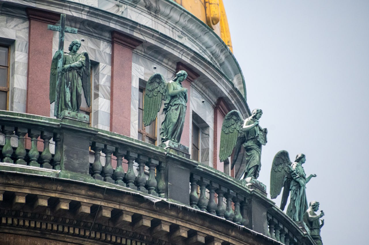 Исаакиевский собор снова можно разглядывать без помех — с балюстрады сняли строительные леса Исаакиевский собор снова можно разглядывать без помех — с балюстрады сняли строительные леса