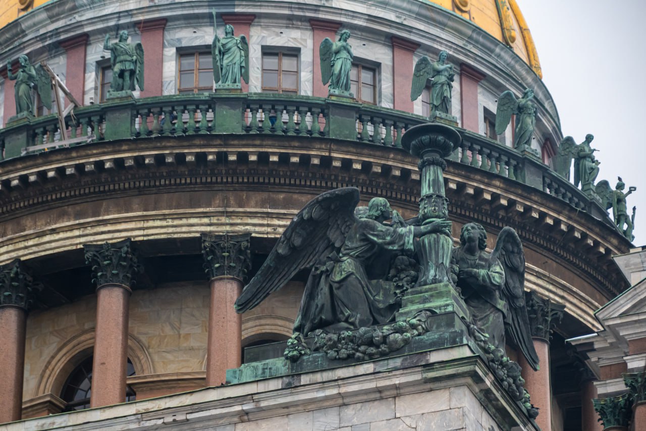 Исаакиевский собор снова можно разглядывать без помех — с балюстрады сняли строительные леса Исаакиевский собор снова можно разглядывать без помех — с балюстрады сняли строительные леса