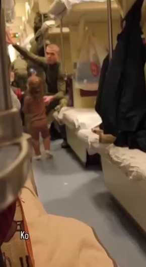 Идешь-идешь своими крошечными ножками по важным делам, а тут хоп… и солдатик