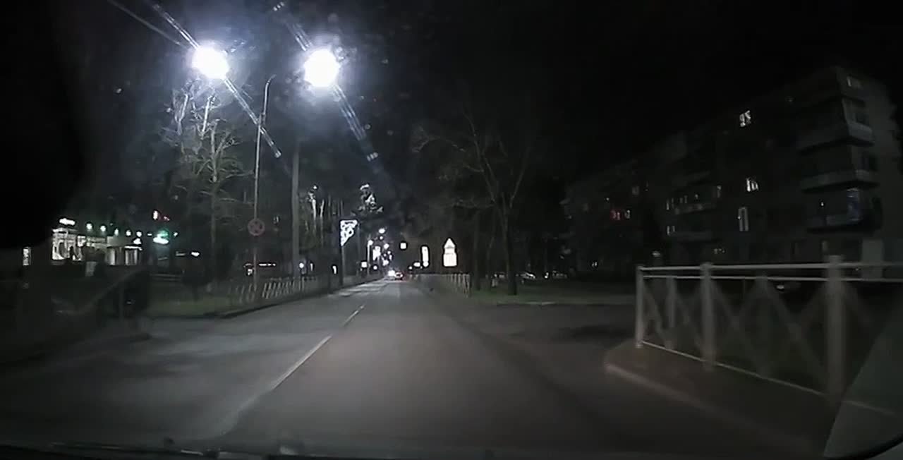 Четверо школьников почувствовали себя «Флэшами», перебегая дорогу вне зоны пешеходного перехода