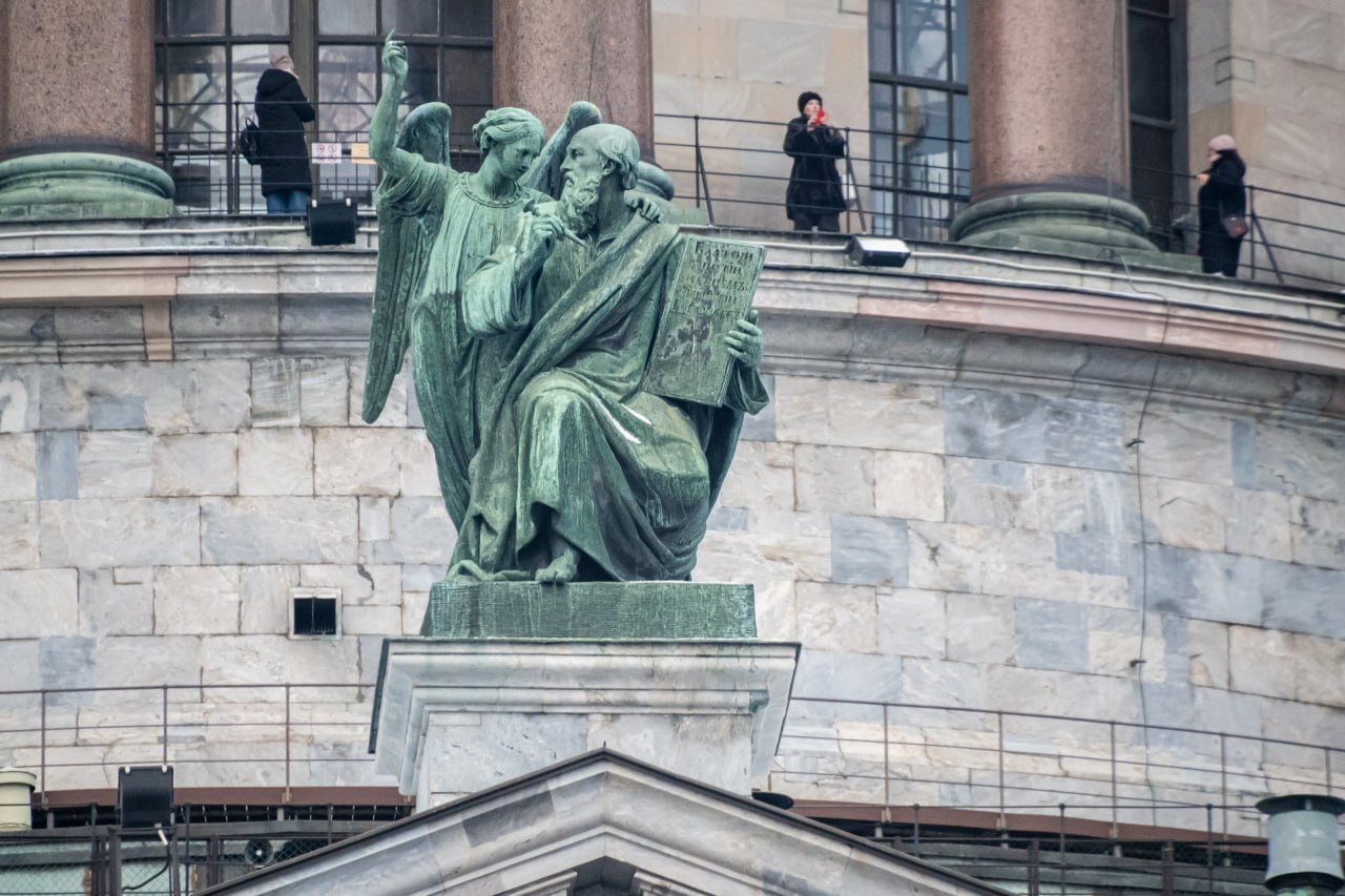 Исаакиевский собор снова можно разглядывать без помех — с балюстрады сняли строительные леса Исаакиевский собор снова можно разглядывать без помех — с балюстрады сняли строительные леса