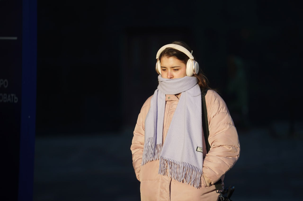 Владельцы кафе, салонов красоты и частных клиник в России начали получать массовые штрафы за использование музыки, сообщают СМИ