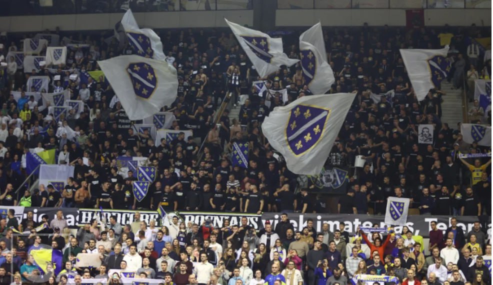 Аттракцион ненависти: Под флагами исламистов освистали гимн Сербии