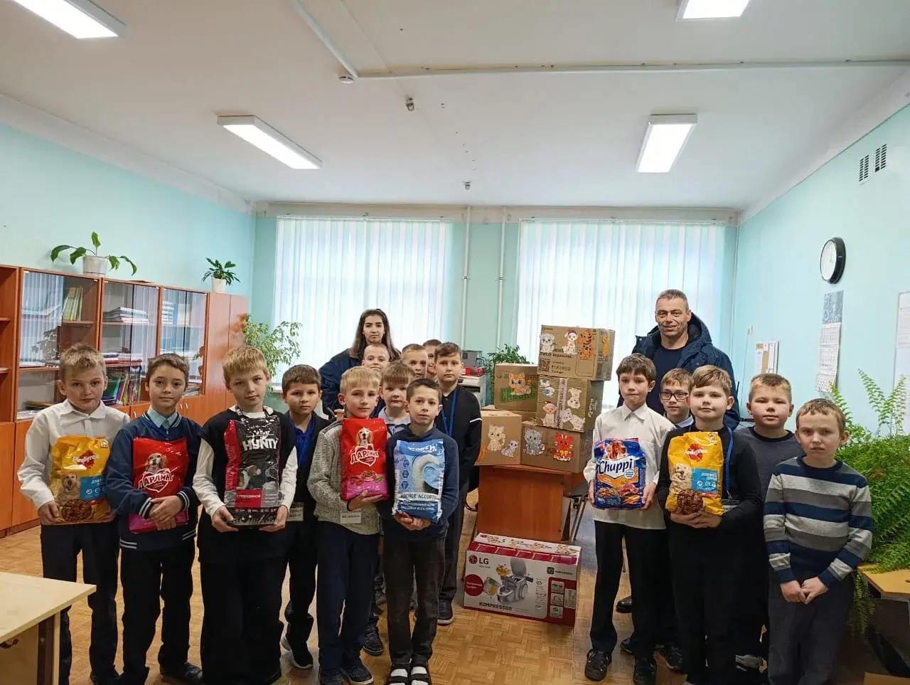 Ленобласть отправила в Енакиево полторы тонны кормов для животных Ленобласть отправила в Енакиево полторы тонны кормов для животных