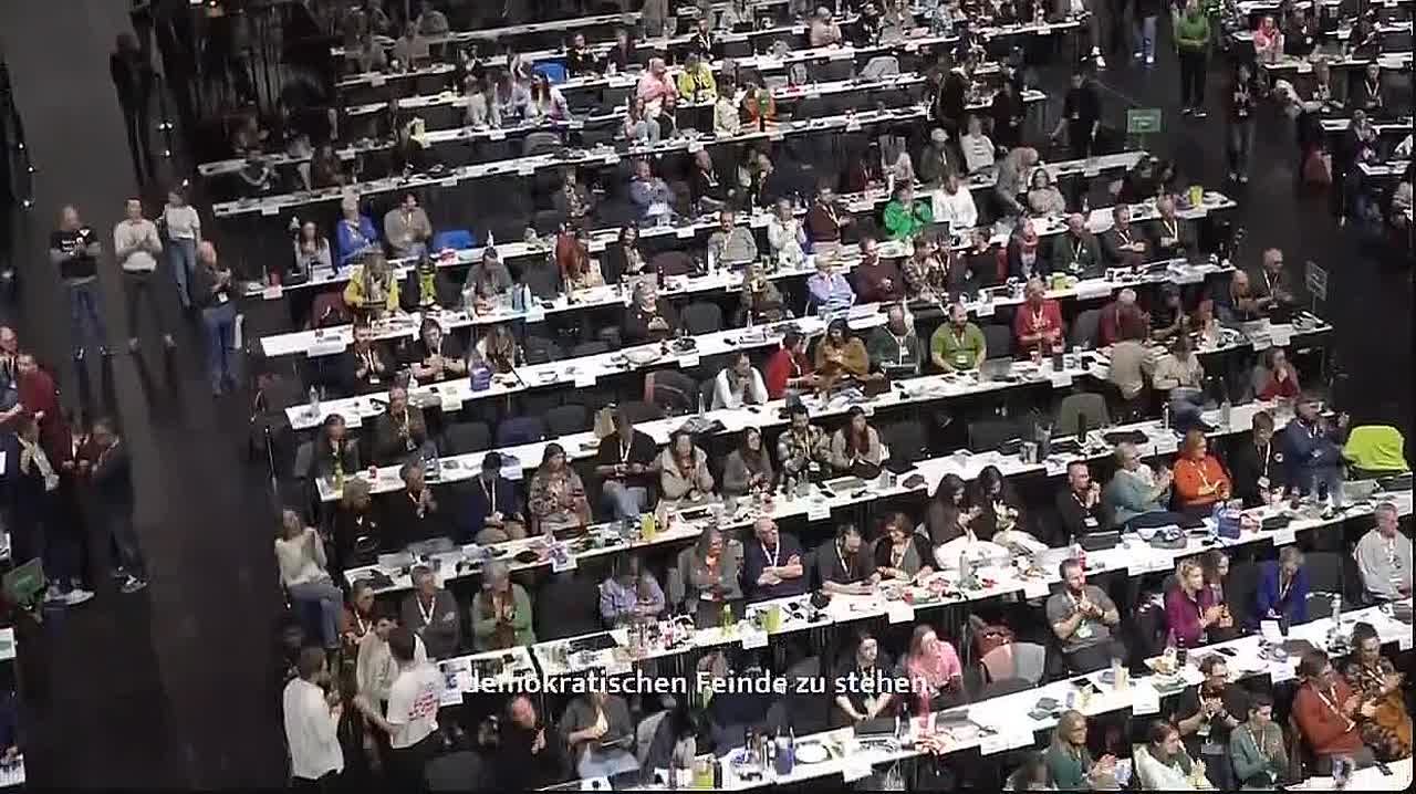 Обстановка на партийном съезде «Зелёных» в Германии: офицер бундесвера в футболке «Make Russia Small Again» призывает сражаться с «фашистским врагом на Востоке» и «фашистским врагом внутри» (видимо, речь о бедолагах AfD)