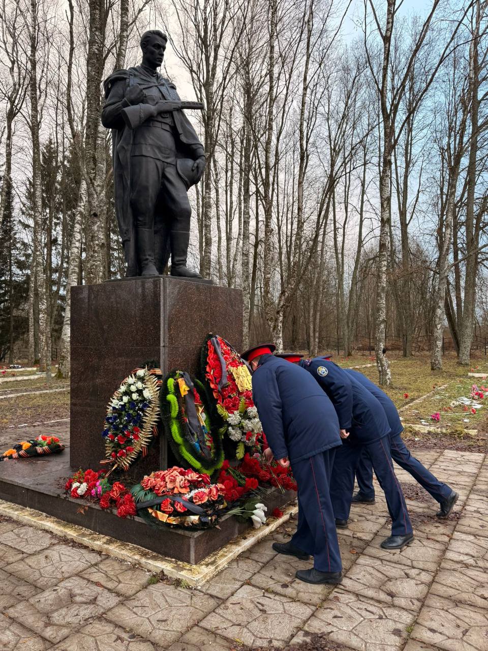 Следователи Ленинградской области в День Неизвестного солдата возложили цветы к мемориалам Великой Отечественной войны