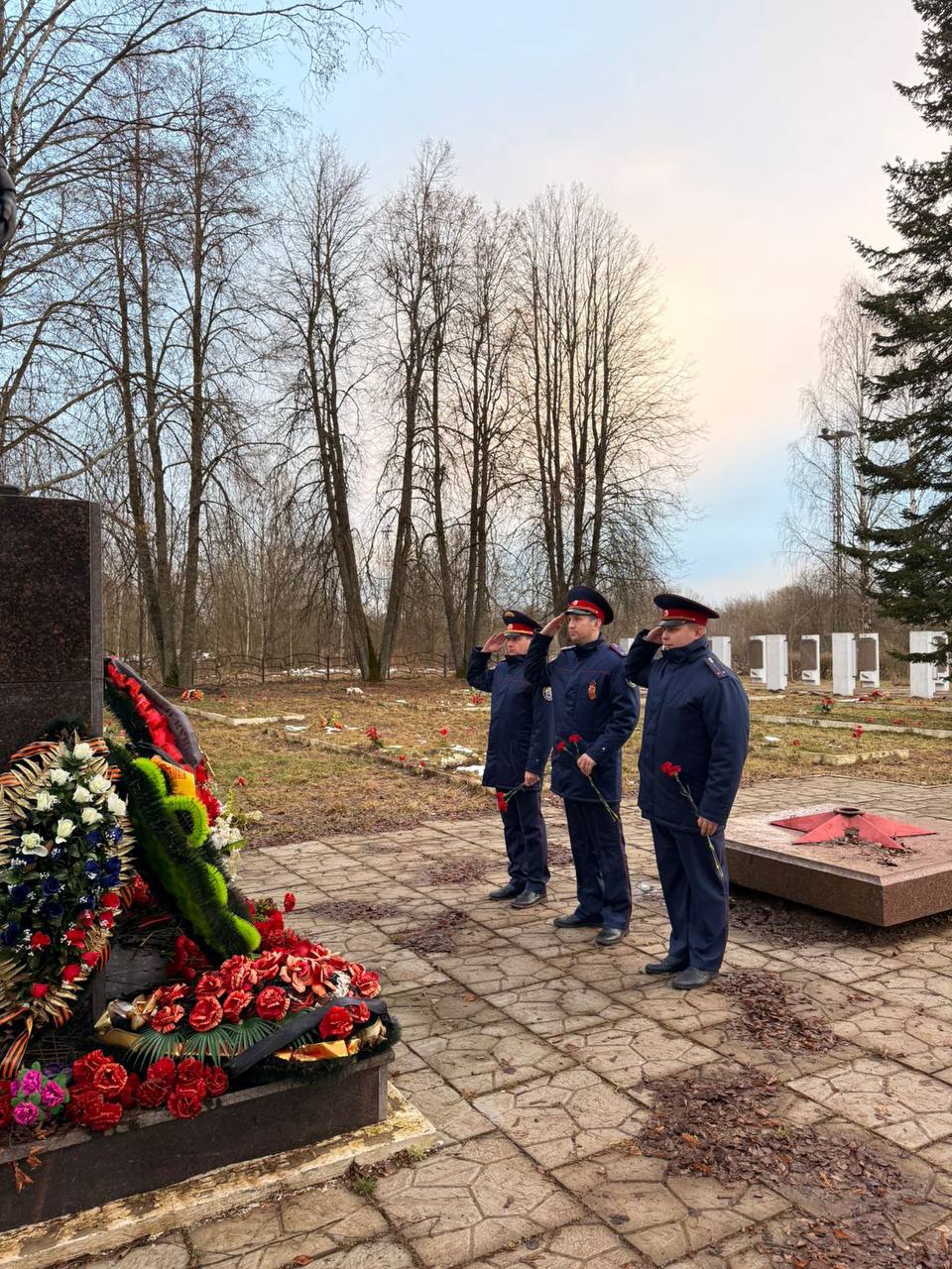 Следователи Ленинградской области в День Неизвестного солдата возложили цветы к мемориалам Великой Отечественной войны Следователи Ленинградской области в День Неизвестного солдата возложили цветы к мемориалам Великой Отечественной войны