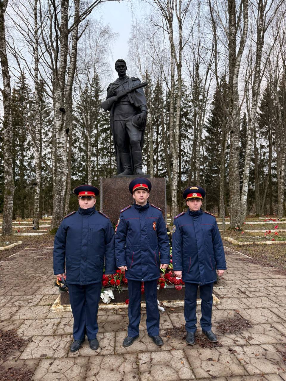 Следователи Ленинградской области в День Неизвестного солдата возложили цветы к мемориалам Великой Отечественной войны Следователи Ленинградской области в День Неизвестного солдата возложили цветы к мемориалам Великой Отечественной войны