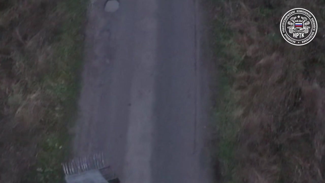 НРТК "Курьер" с минным тралом и сварными решетками занимается очисткой дорог от мин в Сумской области