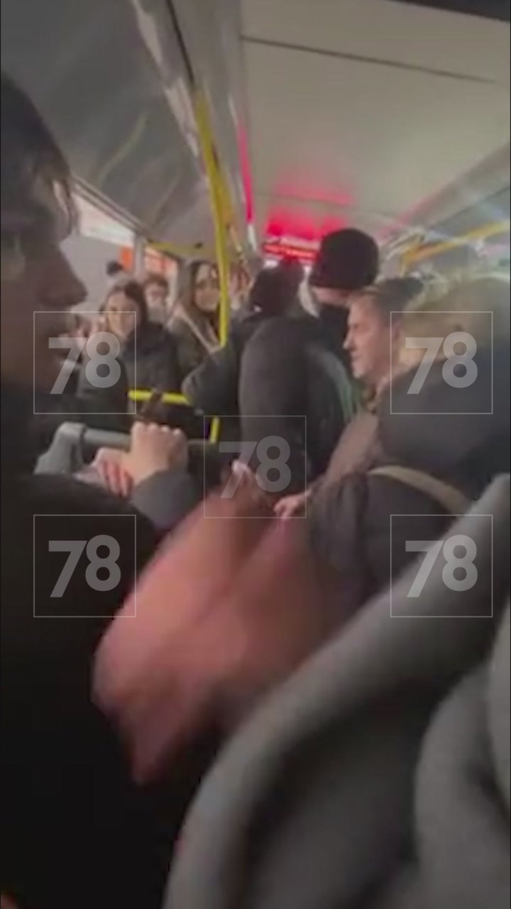 В соцсетях активно обсуждают инцидент в автобусе номер 104, который курсирует между двумя городами Ленинградской области — Сланцами и Кингисеппом