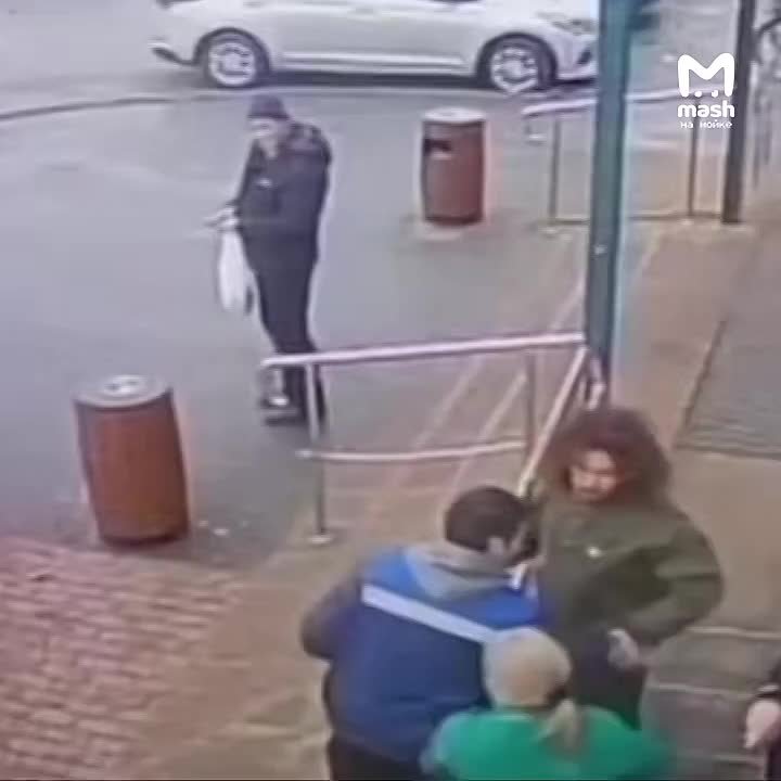 Кучерявый пират обокрал продуктовый в Петергофе на йохохо и две бутылки рома — прикарманил пойло, когда его разгружали грузчики