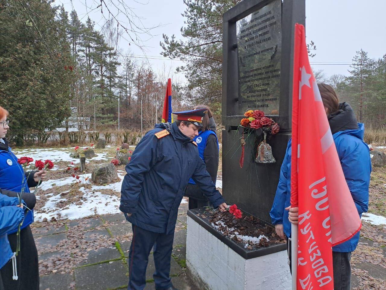 Следователи Ленинградской области в День Неизвестного солдата возложили цветы к мемориалам Великой Отечественной войны Следователи Ленинградской области в День Неизвестного солдата возложили цветы к мемориалам Великой Отечественной войны
