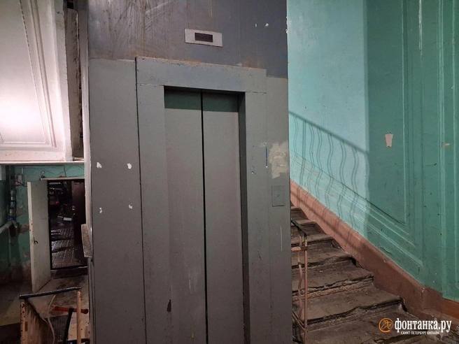 В центре Петербурга несколько лет не могут запустить лифт В центре Петербурга несколько лет не могут запустить лифт