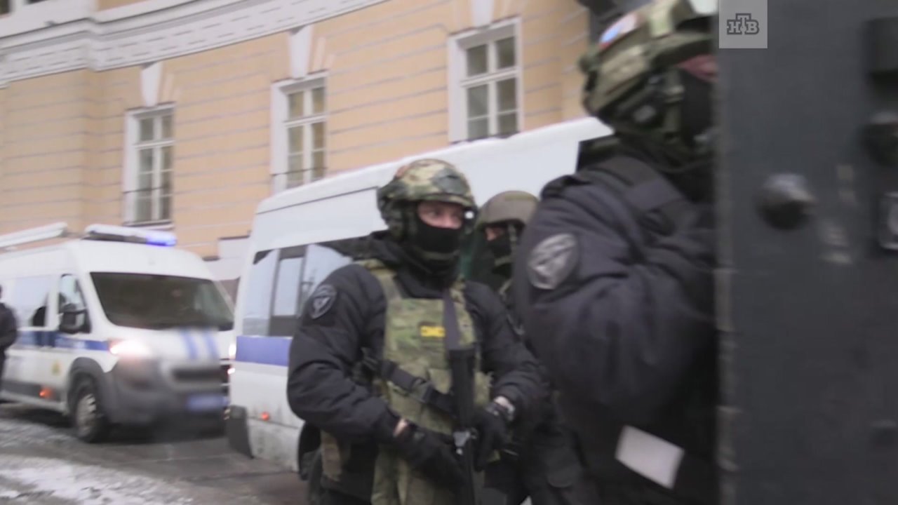 Росгвардейцы нейтрализовали условных террористов в Главном штабе Эрмитажа
