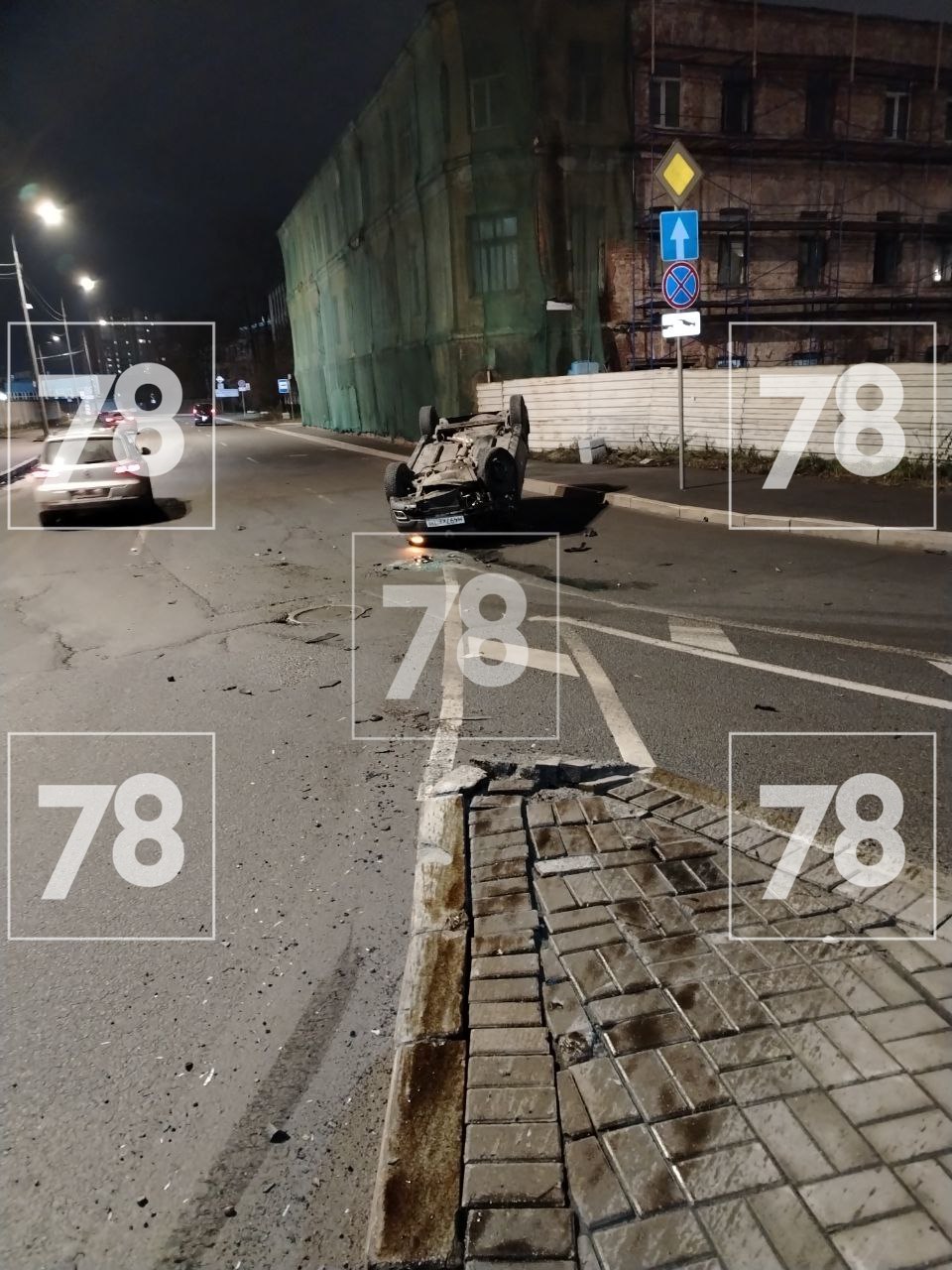 «Машина в тотал». Гонки с «Гелендвагеном» на ЗСД закончились для водителя «Рено» опрокидыванием на крышу «Машина в тотал». Гонки с «Гелендвагеном» на ЗСД закончились для водителя «Рено» опрокидыванием на крышу