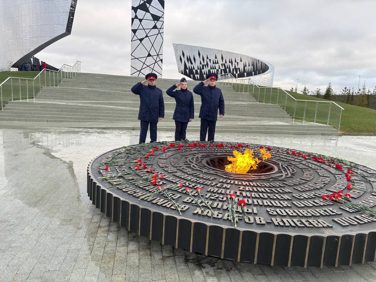 Следователи Ленинградской области в День Неизвестного солдата возложили цветы к мемориалам Великой Отечественной войны Следователи Ленинградской области в День Неизвестного солдата возложили цветы к мемориалам Великой Отечественной войны