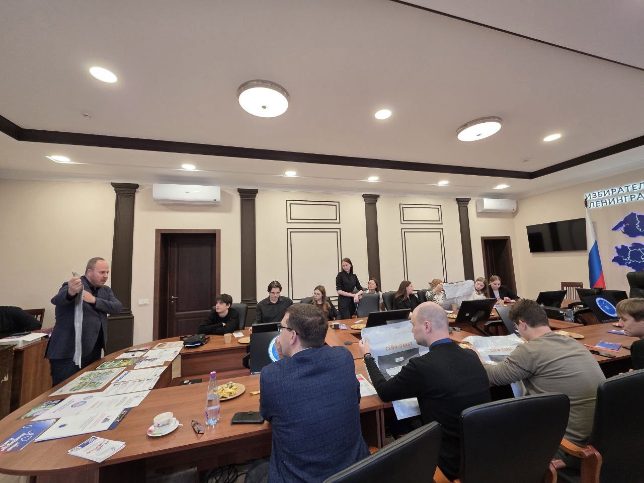 Сегодня гости Леноблизбиркома — будущие юристы Сегодня гости Леноблизбиркома — будущие юристы