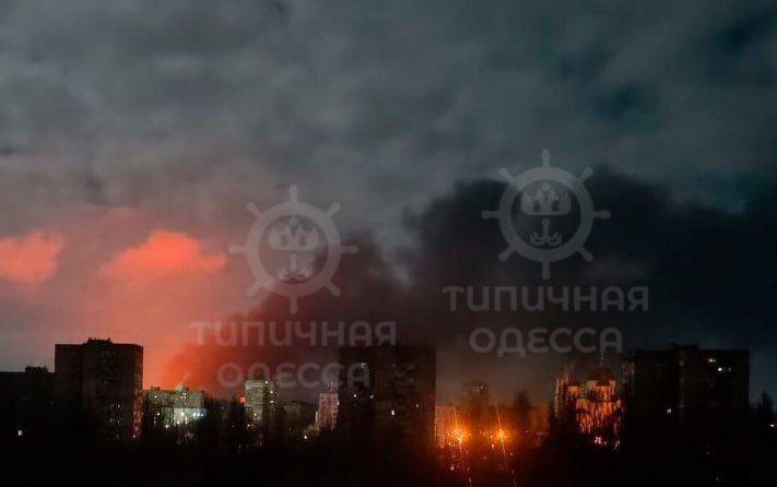 Ночью дальнобойными дронами была поражена подстанция на севере Одессы, после чего на месте возник пожар Ночью дальнобойными дронами была поражена подстанция на севере Одессы, после чего на месте возник пожар