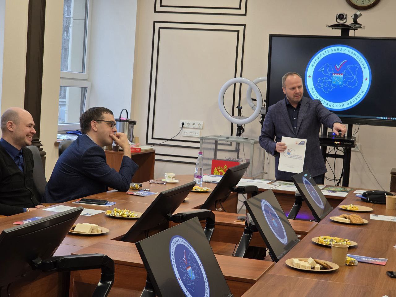 Сегодня гости Леноблизбиркома — будущие юристы Сегодня гости Леноблизбиркома — будущие юристы