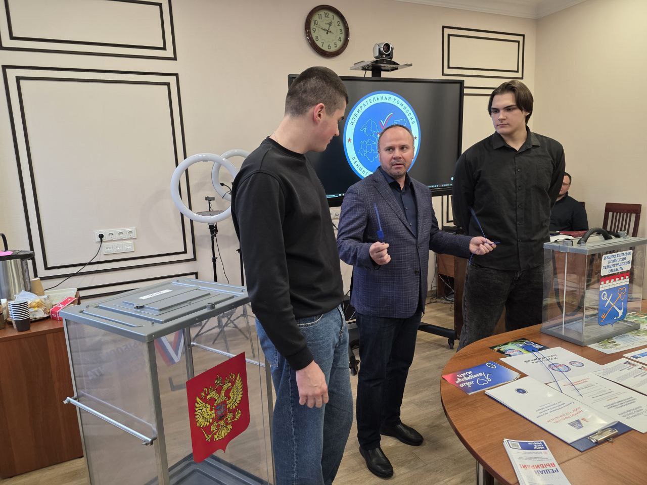 Сегодня гости Леноблизбиркома — будущие юристы Сегодня гости Леноблизбиркома — будущие юристы