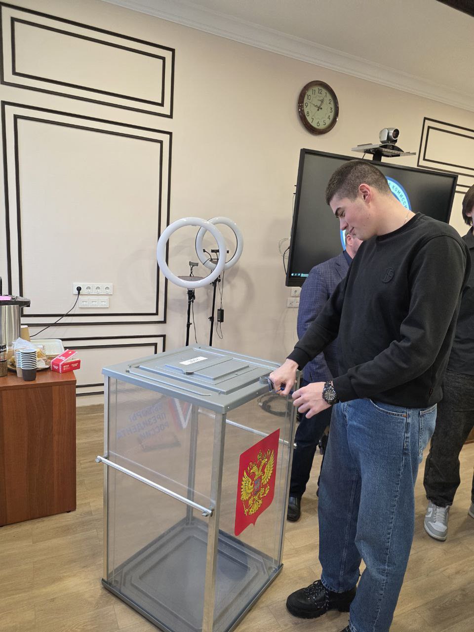 Сегодня гости Леноблизбиркома — будущие юристы Сегодня гости Леноблизбиркома — будущие юристы