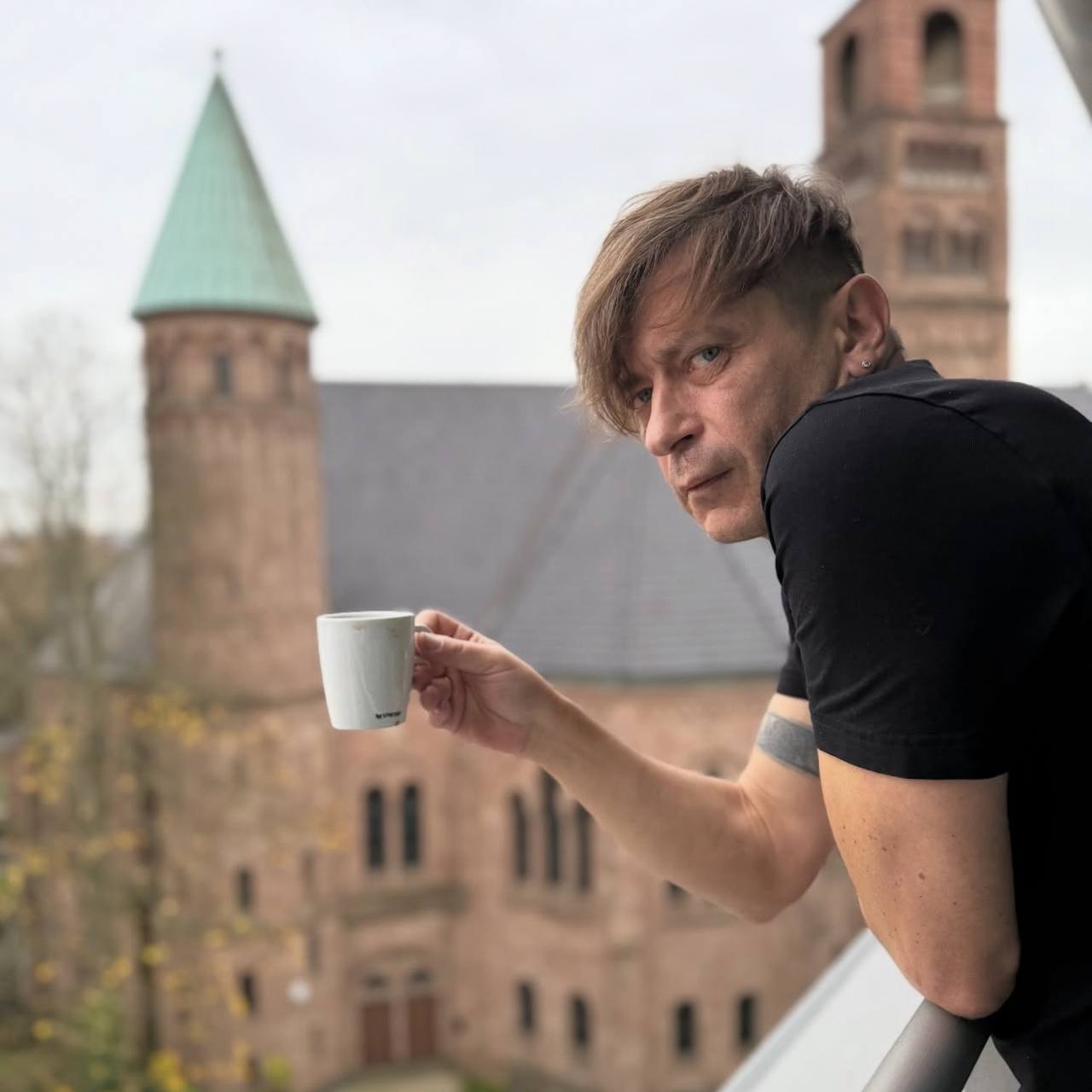 Иноагент Лёва Би-2* (Егор Бортник), по данным Shot, реализовал классическую серую схему, избавившись от своей последней московской квартиры