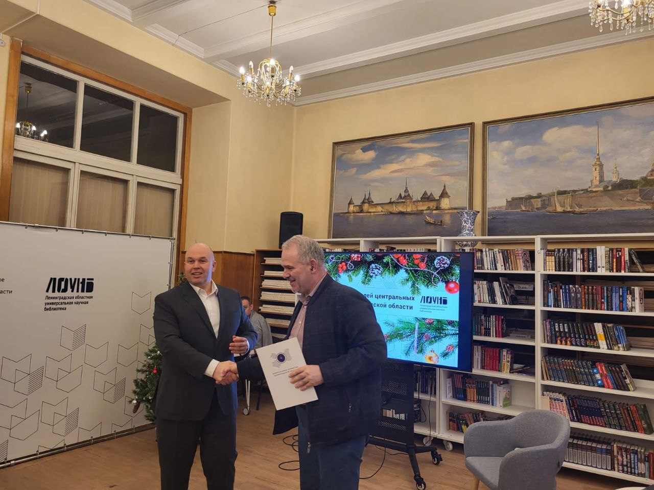 Сегодня в рамках заседания Совета руководителей централизованных библиотек Ленинградской области, которое прошло в Ленинградской областной библиотеке - "ЛОУНБ" состоялось награждение победителей уже 11-го конкурса среди... Сегодня в рамках заседания Совета руководителей централизованных библиотек Ленинградской области, которое прошло в Ленинградской областной библиотеке - "ЛОУНБ" состоялось награждение победителей уже 11-го конкурса среди...