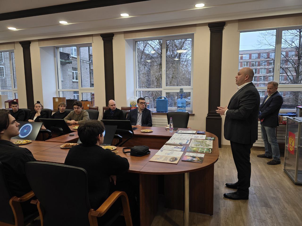 Сегодня гости Леноблизбиркома — будущие юристы Сегодня гости Леноблизбиркома — будущие юристы