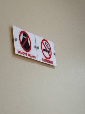 Обратите внимание на табличку