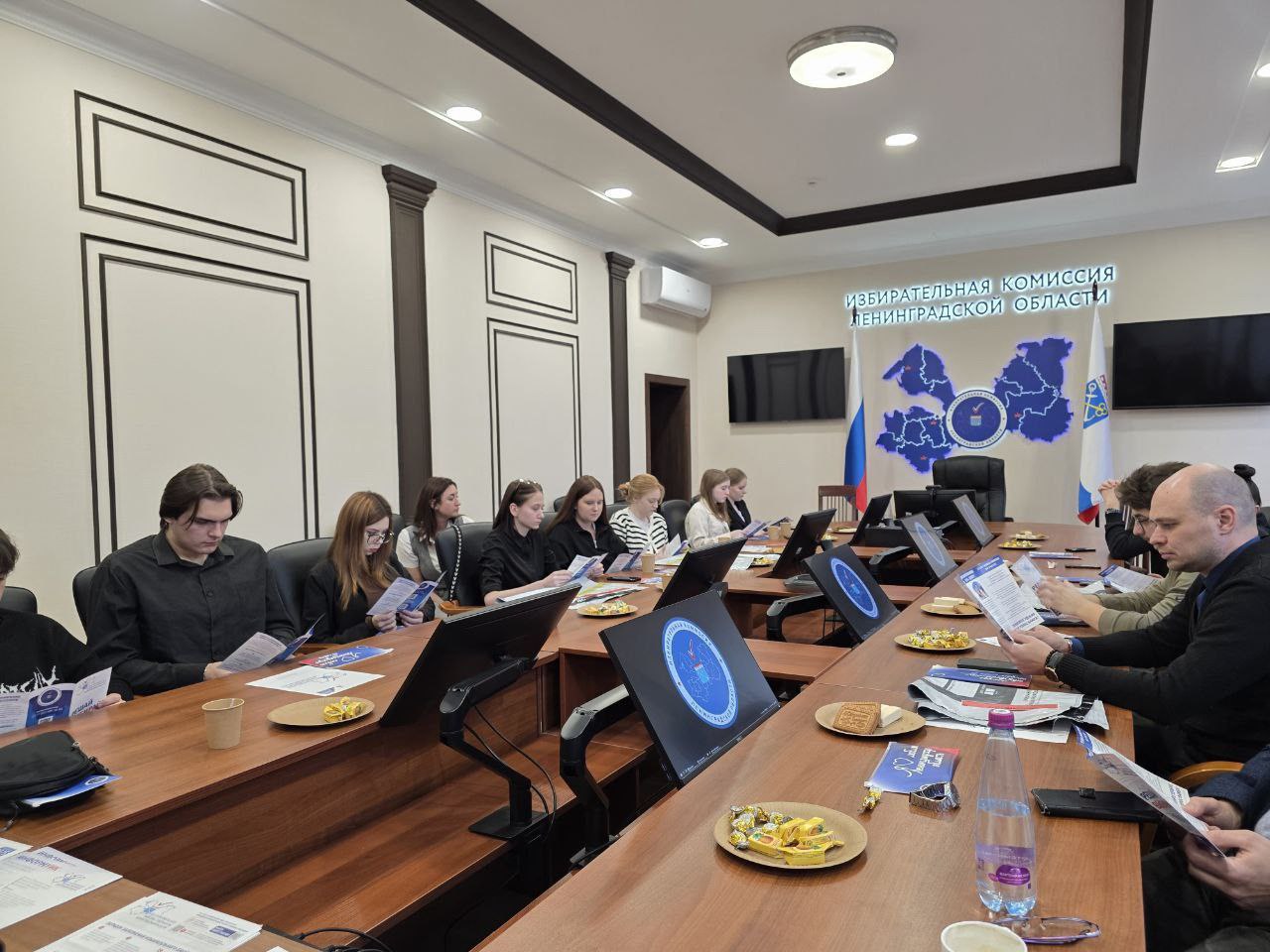 Сегодня гости Леноблизбиркома — будущие юристы Сегодня гости Леноблизбиркома — будущие юристы