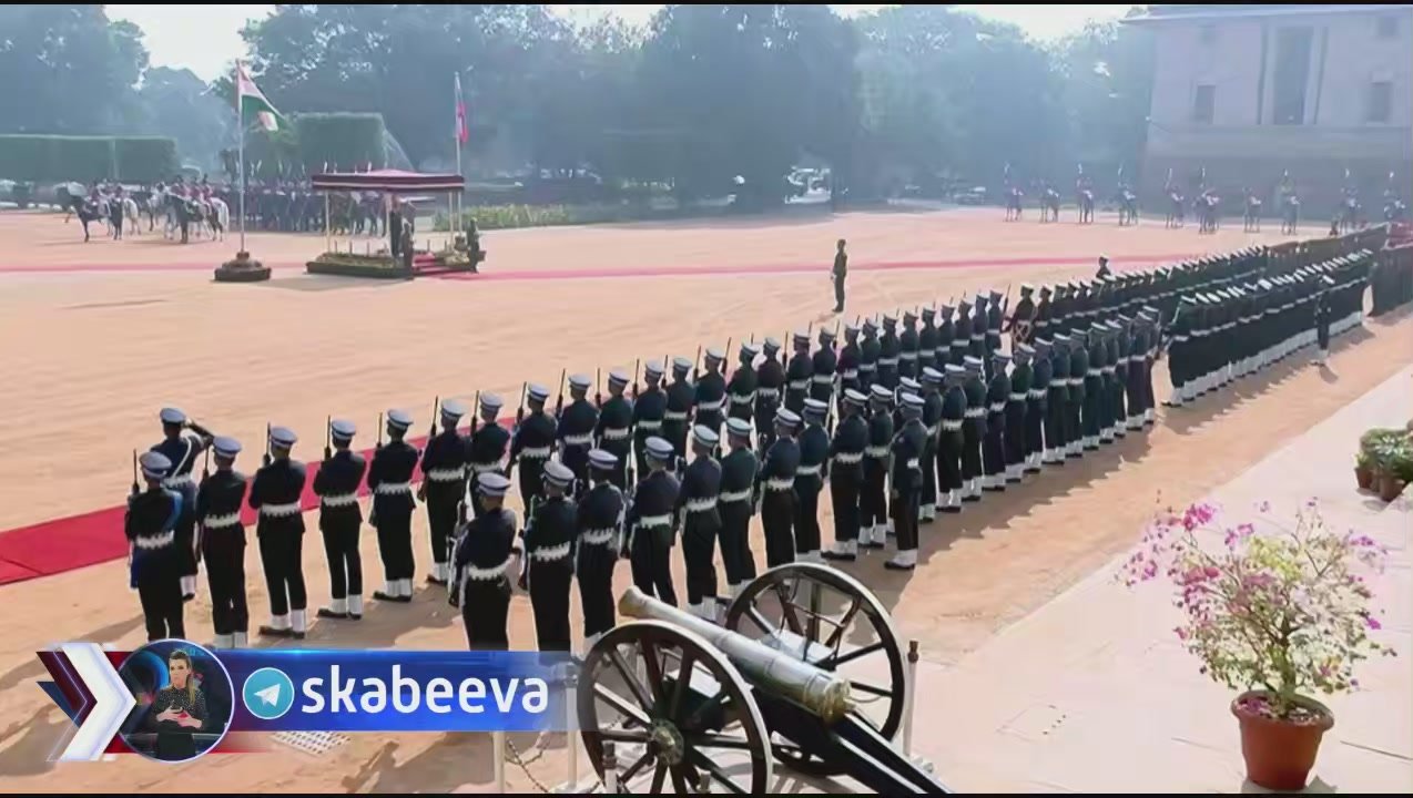 Военный оркестр играет гимн России