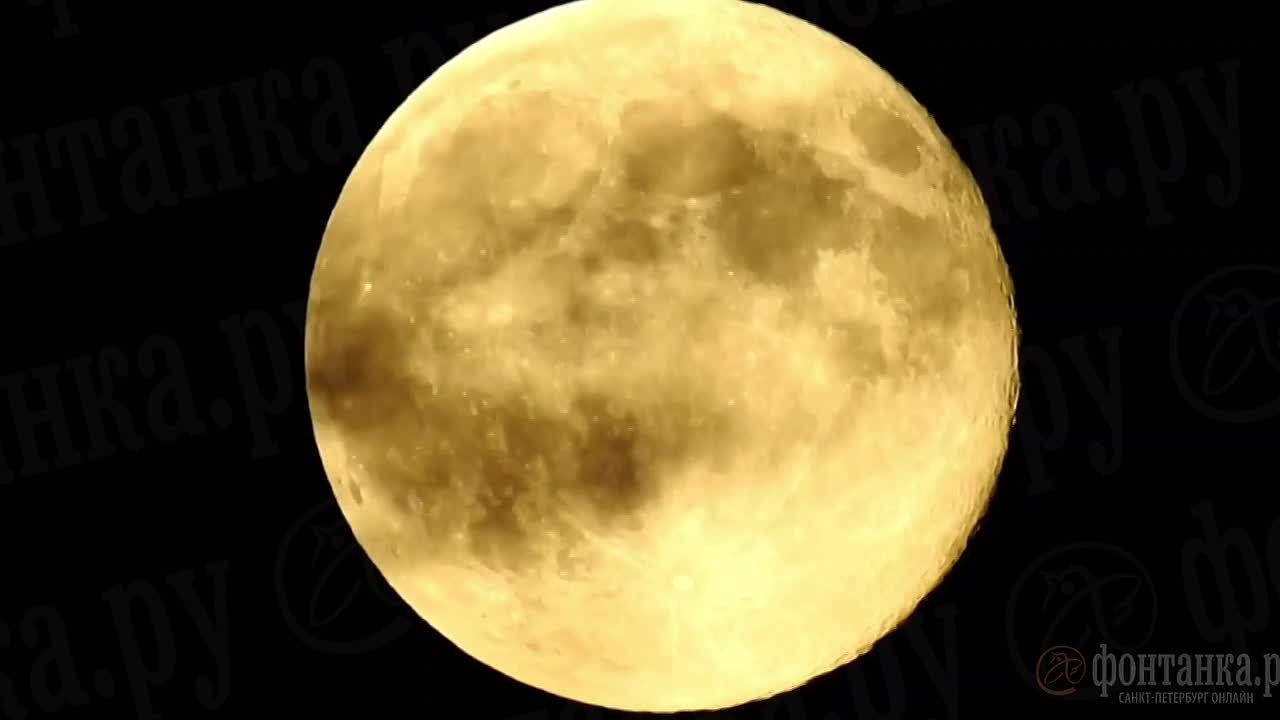 Над Петербургом повисла золотая луна