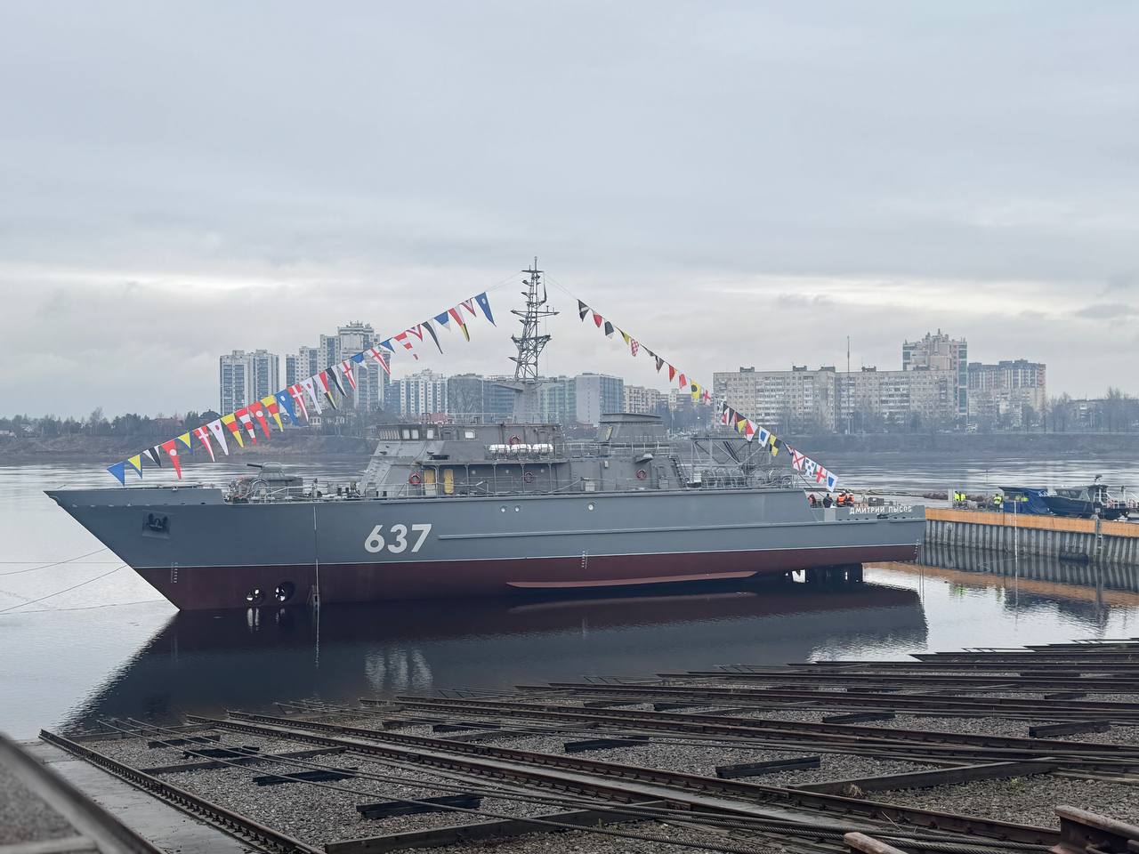 Сегодня на Средне-Невском судостроительном заводе (входит в «ОСК») в Санкт-Петербурге спустили на воду морской тральщик «Дмитрий Лысов» проекта 12700 Сегодня на Средне-Невском судостроительном заводе (входит в «ОСК») в Санкт-Петербурге спустили на воду морской тральщик «Дмитрий Лысов» проекта 12700