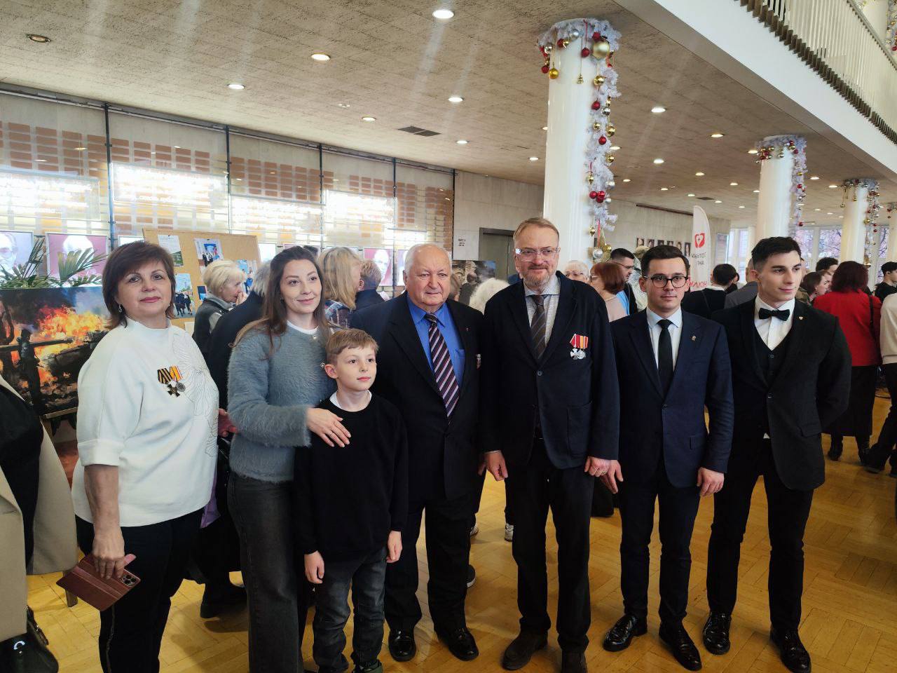 Виталий Милонов: Вместе к Победе. Ежегодно 5 декабря в нашей стране отмечается День добровольца, а 9 декабря - День Героев Отечества Виталий Милонов: Вместе к Победе. Ежегодно 5 декабря в нашей стране отмечается День добровольца, а 9 декабря - День Героев Отечества