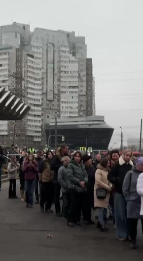 Голливуд отдыхает. Ведь в честь открытия одноименного ТРЦ у метро «Пионерская» выстроилась гигантская очередь