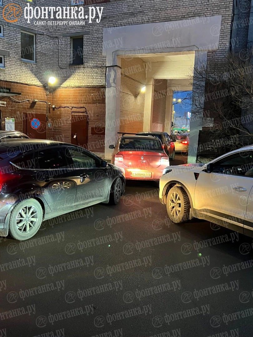 Открытие ТРЦ в Приморском районе Петербурга стало причиной давки не только покупателей, но и машин, сетуют жители соседних домов Открытие ТРЦ в Приморском районе Петербурга стало причиной давки не только покупателей, но и машин, сетуют жители соседних домов