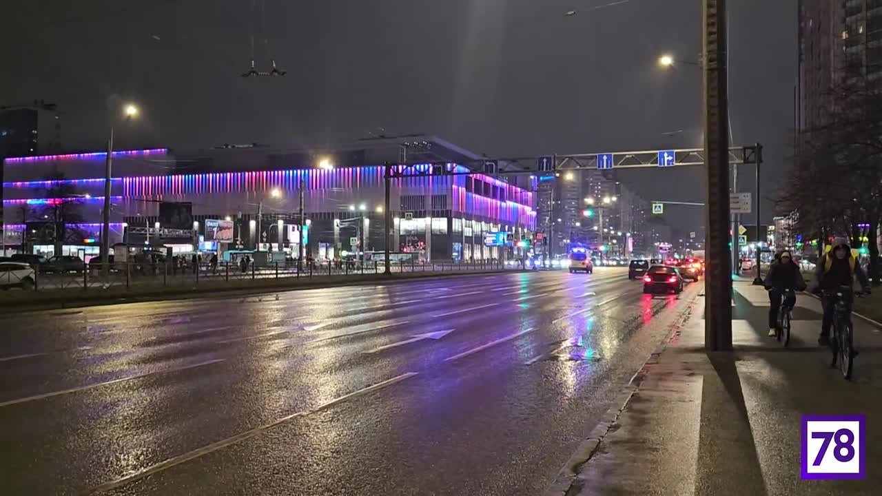 Внушительная очередь выстроилась к новому ТРЦ в Приморском районе