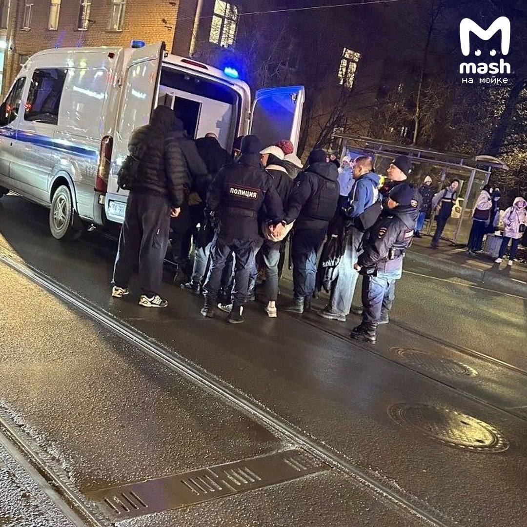 Банду подростков с ножами, дубинками и ракетницами задержали на Ваське Банду подростков с ножами, дубинками и ракетницами задержали на Ваське