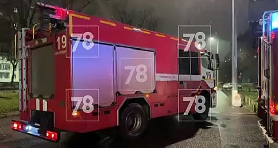 В доме на Краснопутиловской улице полыхает квартира