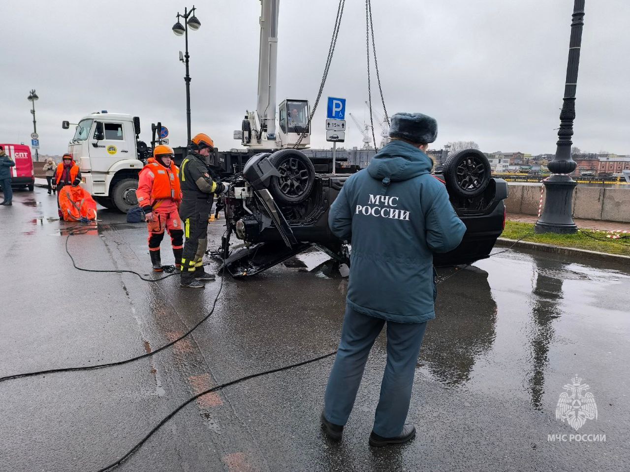 Около пяти часов утра у дома 43 по набережной Лейтенанта Шмидта легковой автомобиль упал в реку Нева Около пяти часов утра у дома 43 по набережной Лейтенанта Шмидта легковой автомобиль упал в реку Нева