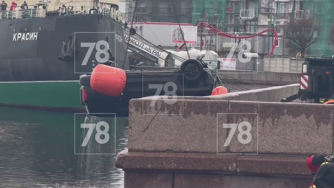 Вылетевший в Неву автомобиль подняли из воды