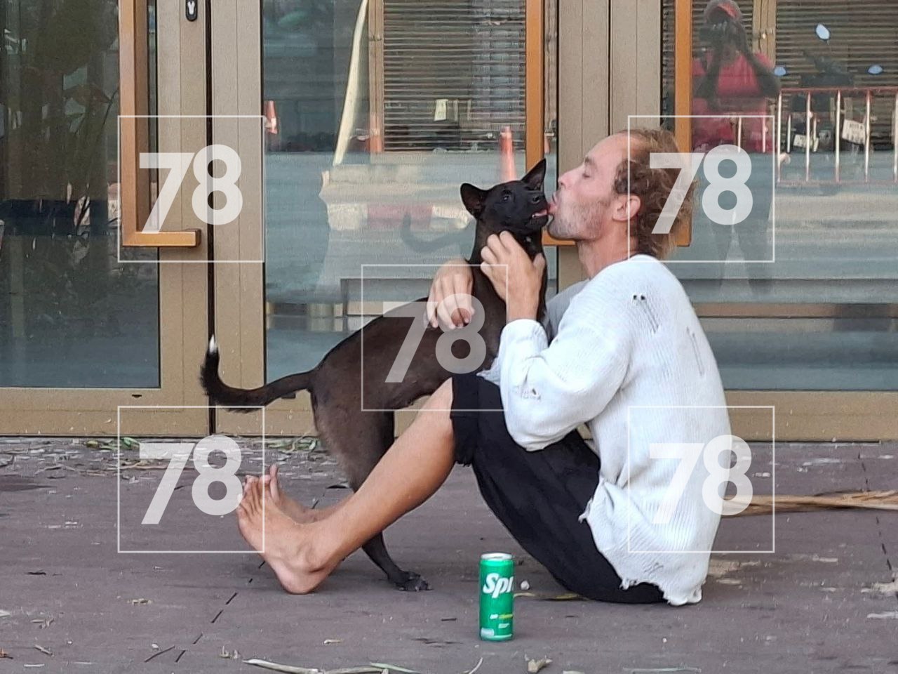 «Умывается в луже с лягушками»: соотечественники переживают за судьбу петербуржца, бомжующего в Таиланде