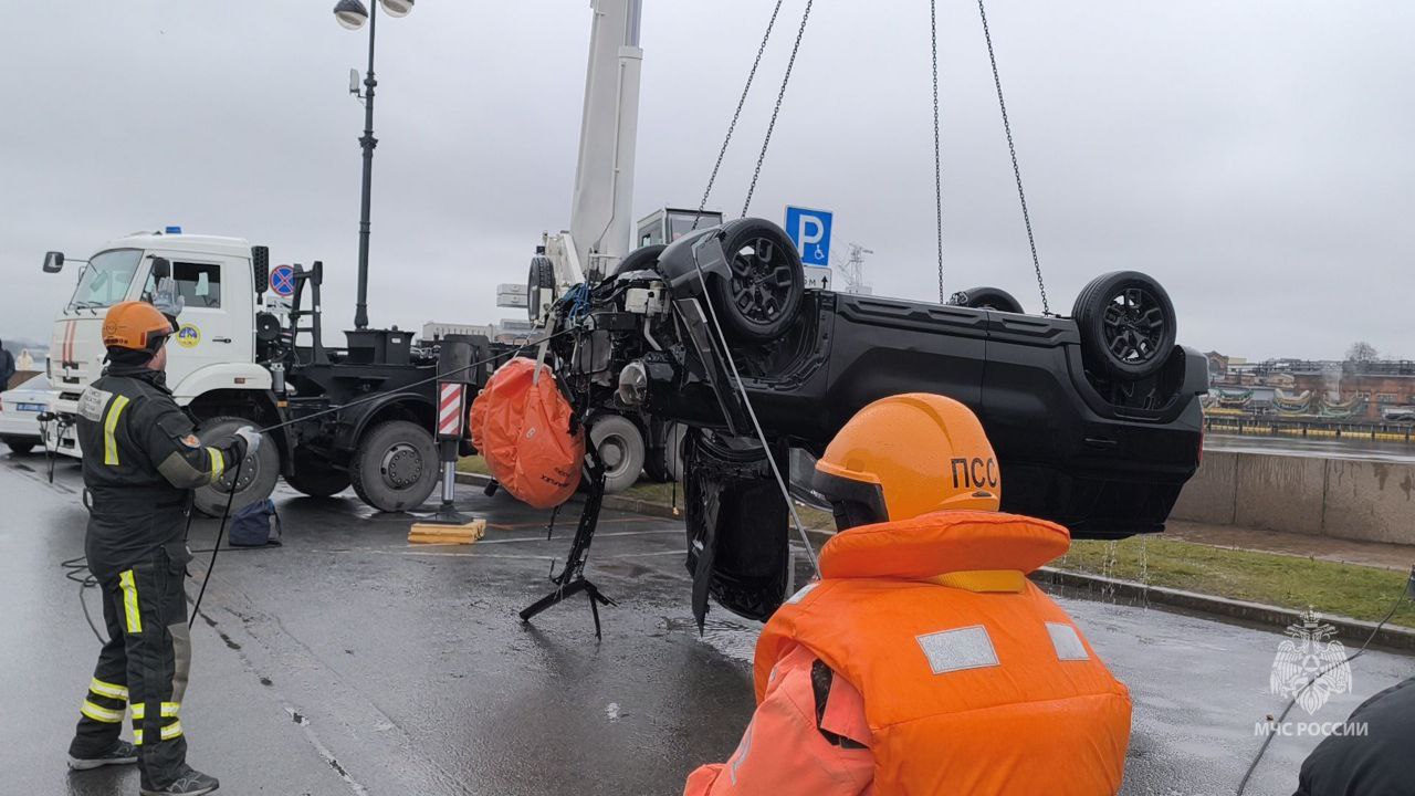 Около пяти часов утра у дома 43 по набережной Лейтенанта Шмидта легковой автомобиль упал в реку Нева Около пяти часов утра у дома 43 по набережной Лейтенанта Шмидта легковой автомобиль упал в реку Нева