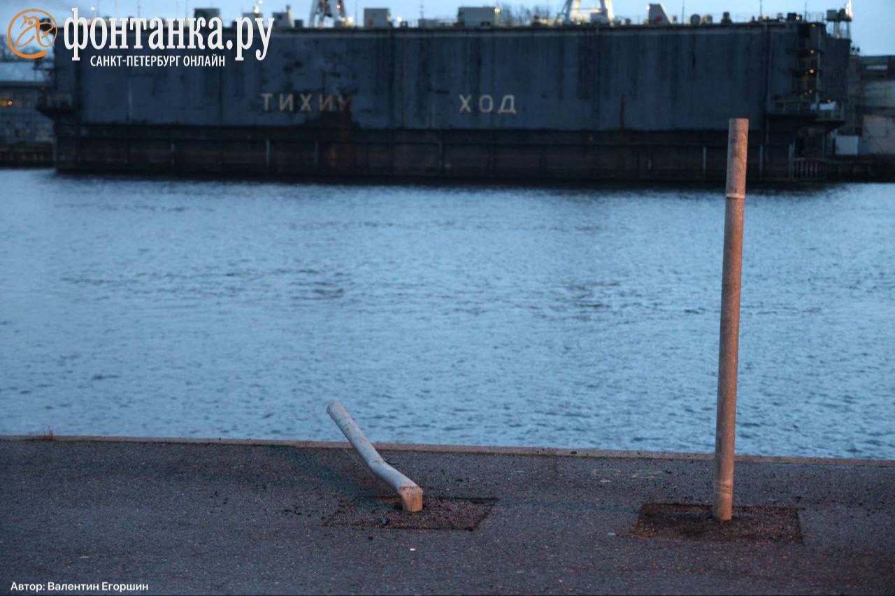 Машина вылетела в воду, пробив ограждение на Васильевском острове