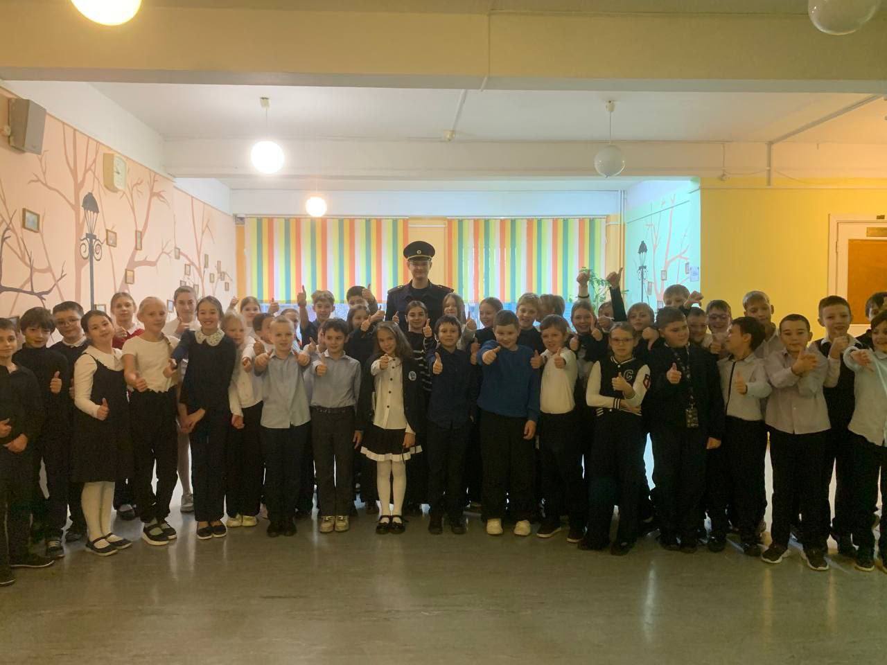 В Санкт-Петербурге следователи провели урок мужества для школьников, посвящённый Дню Героя Отечества